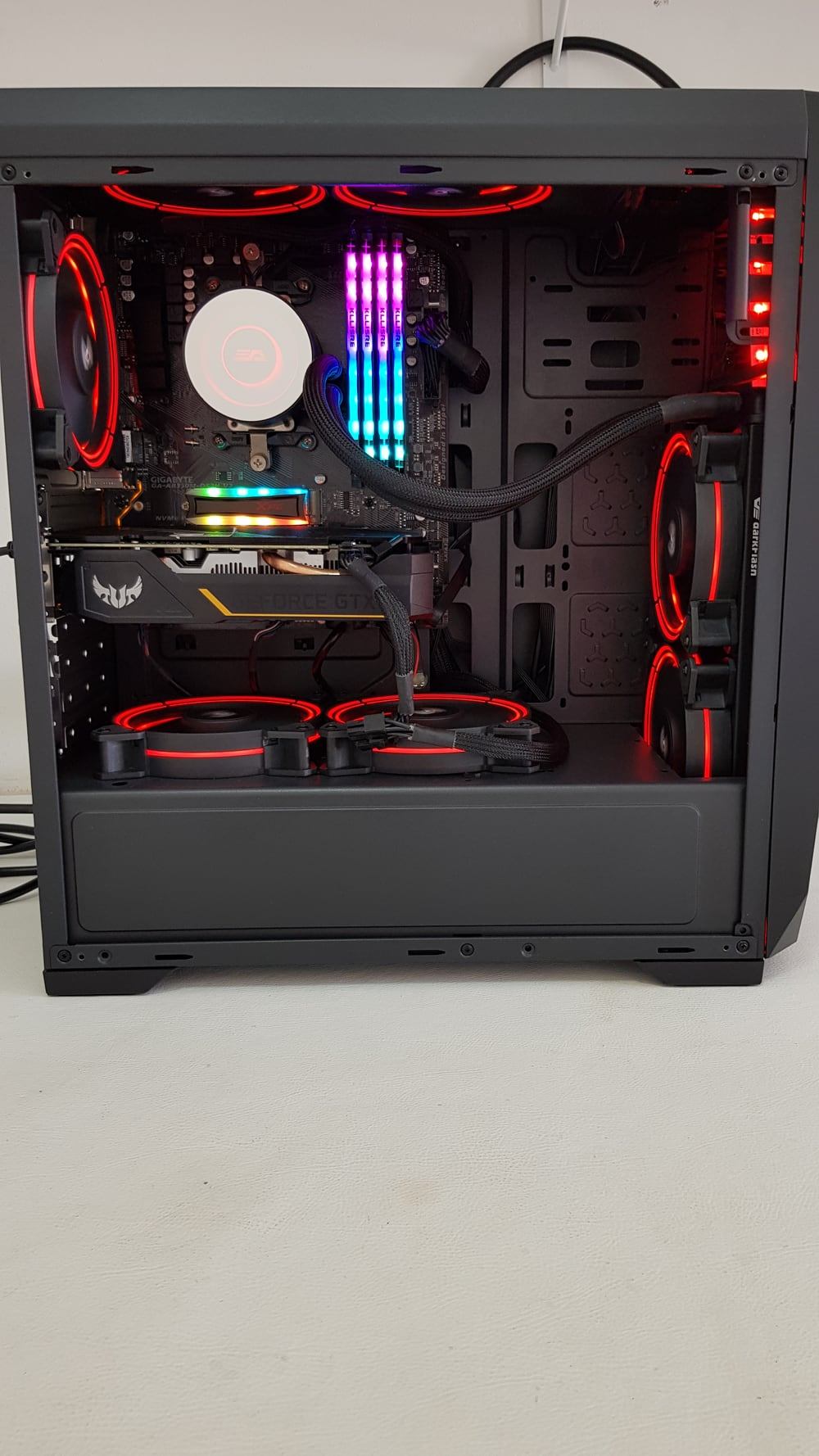 PC gamer com iluminação RGB vermelha em manutenção