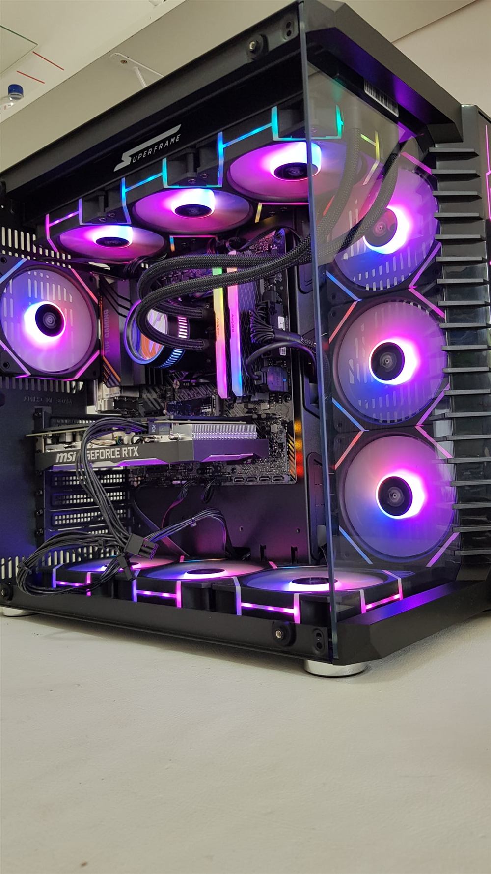 PC gamer montado com iluminação RGB roxo e azul
