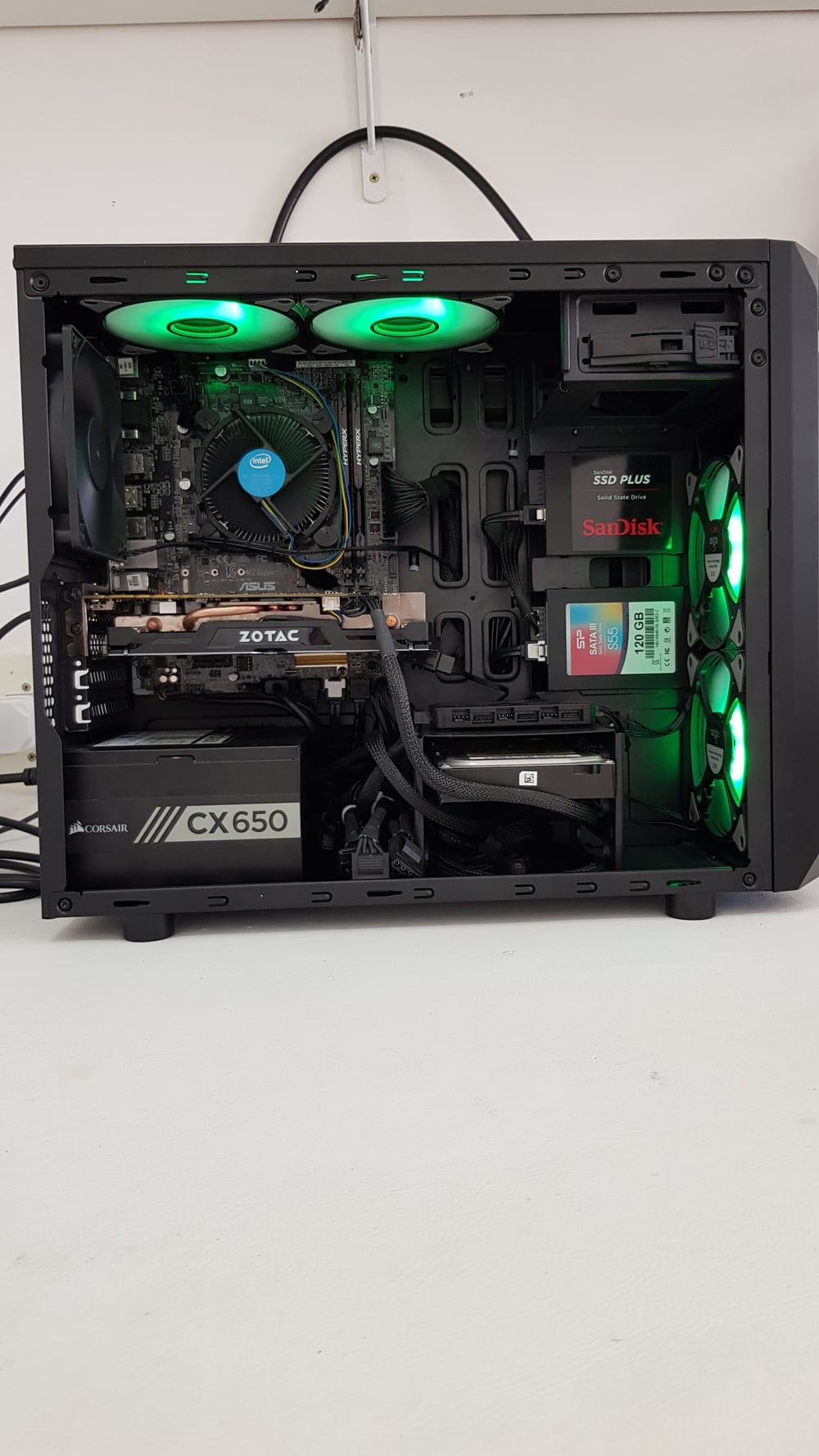 PC gamer montado com iluminação RGB verde