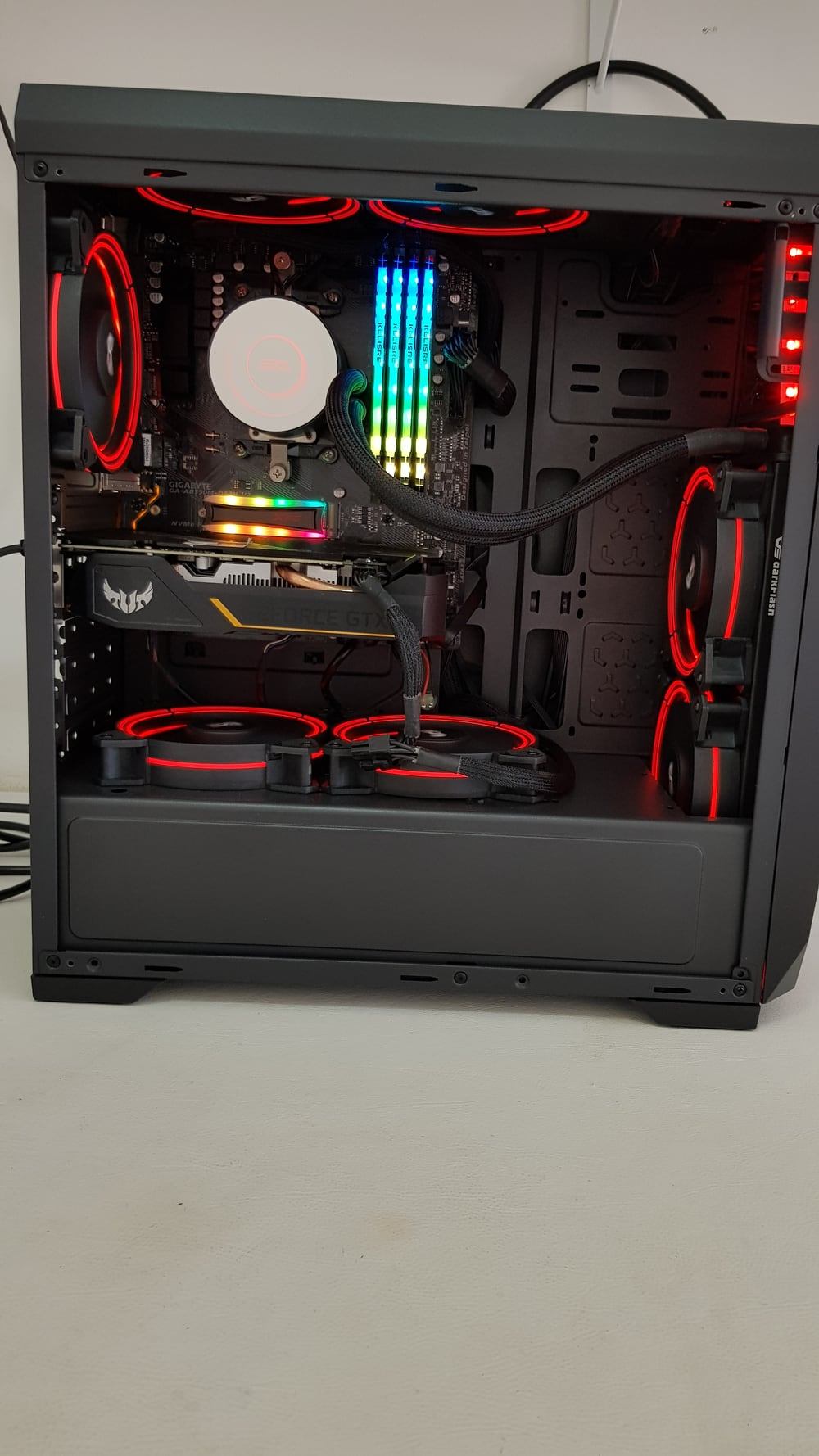 PC gamer montado com iluminação RGB vermelho