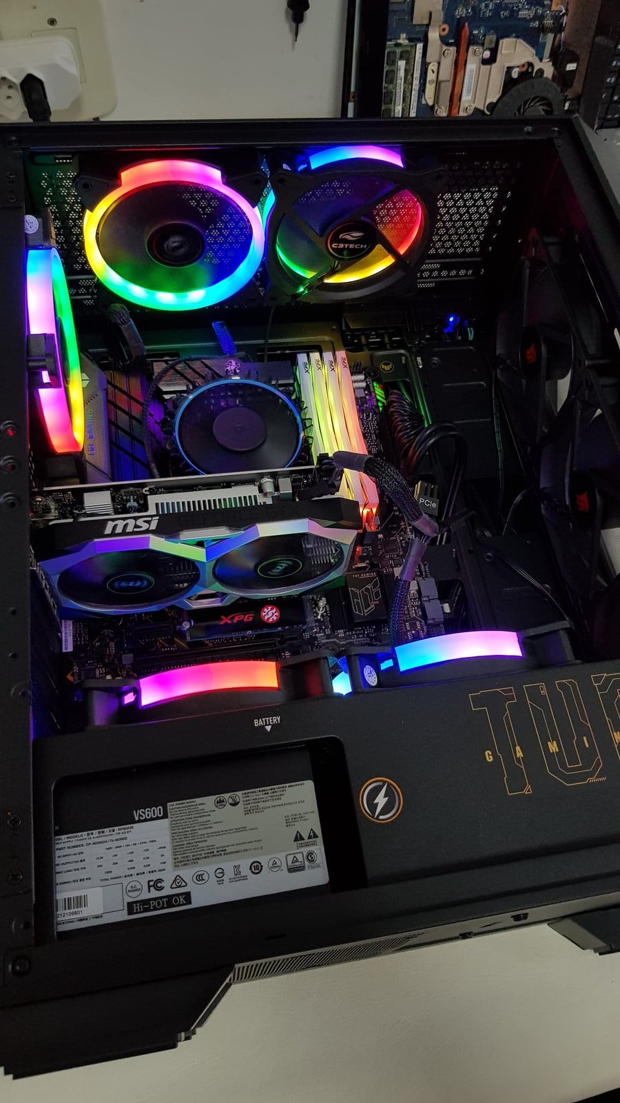 PC gamer montado com iluminação RGB