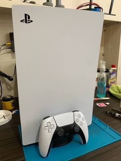 Console PlayStation 5 na bancada da PC FIX para manutenção