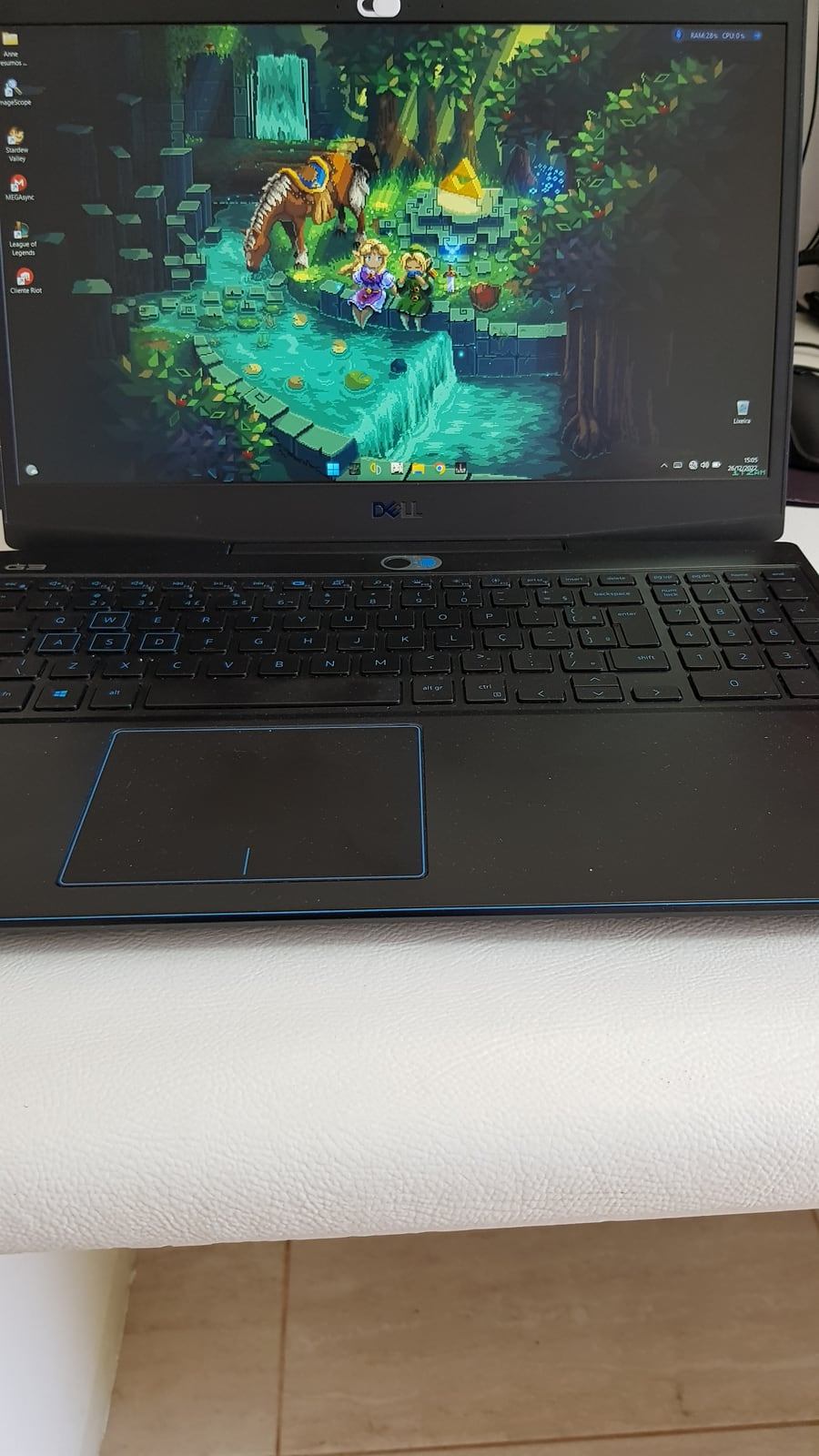 Notebook em bancada durante formatação