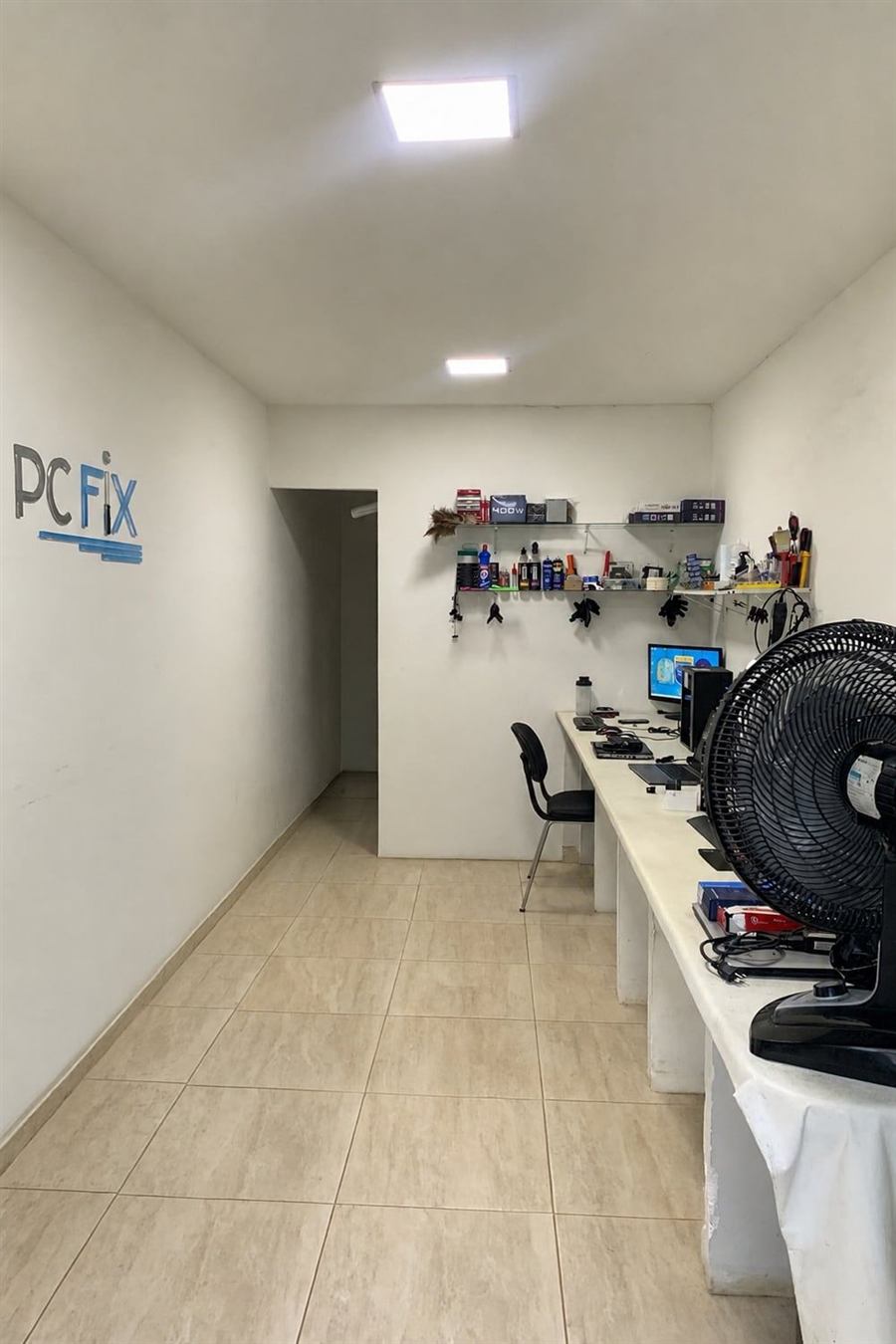 Bancada da PC FIX com computador ligado para suporte remoto